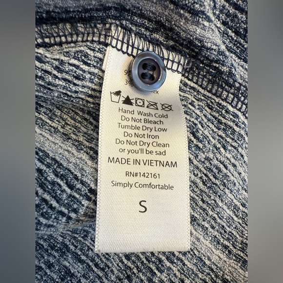 LuLaRoe Vivian Button Back Long Sleeve Blue Print Top Size Small - Picture 5 of 9